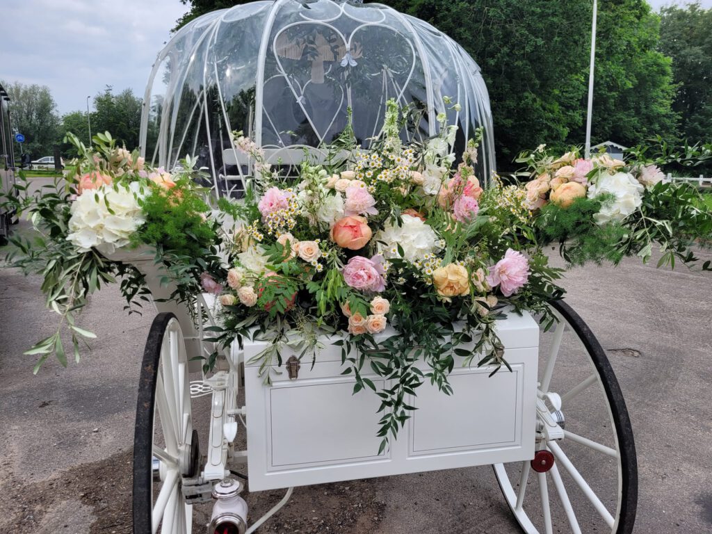 Bloemstuk op maat achterop de Prinsessenkoets